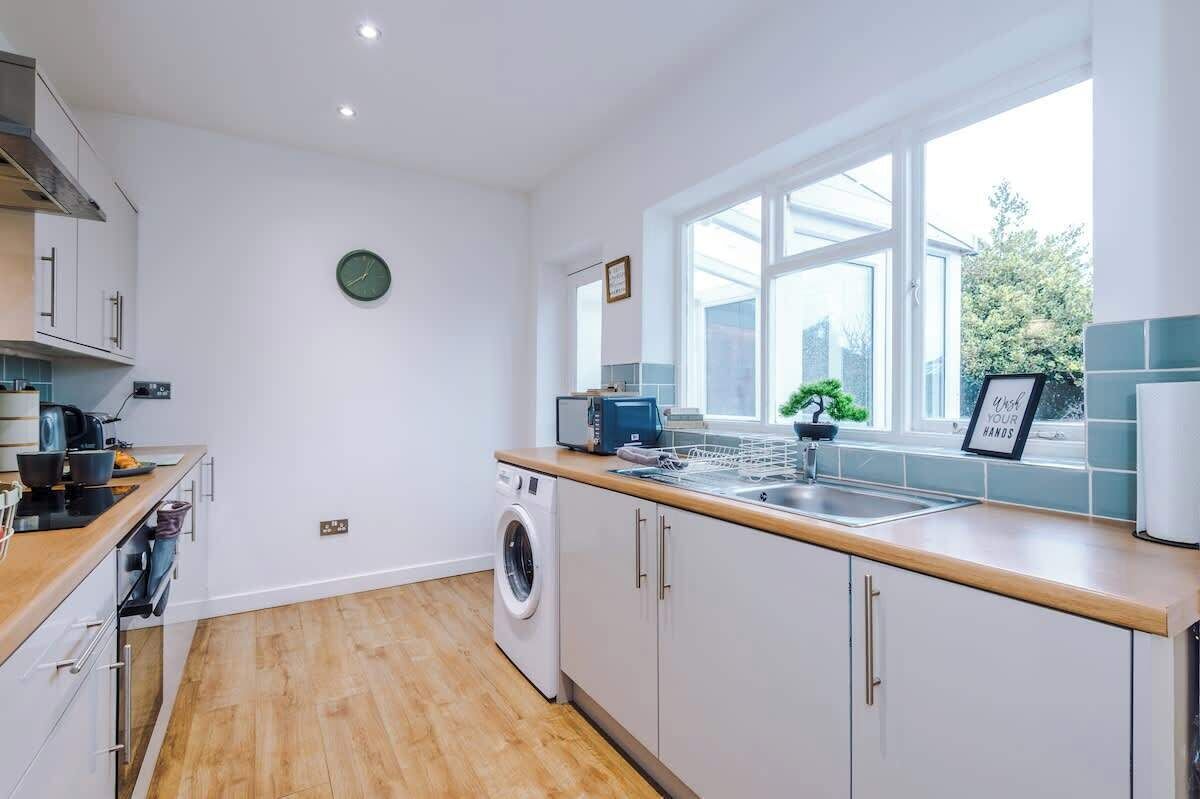 Fridge, microwave, stovetop, electric kettle