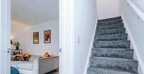 Eine Treppe mit Teppichstufen und weißen Wänden.