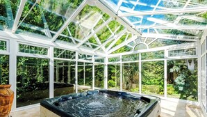 A glass-enclosed hot tub with a view of lush greenery. - Hawarden Exec 5BR | 7 Beds | Contractor Stays (Hawarden)