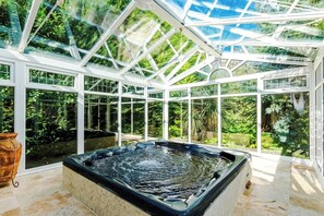 A glass-enclosed hot tub with a view of lush greenery. - Hawarden Exec 5BR | 7 Beds | Contractor Stays (Hawarden)