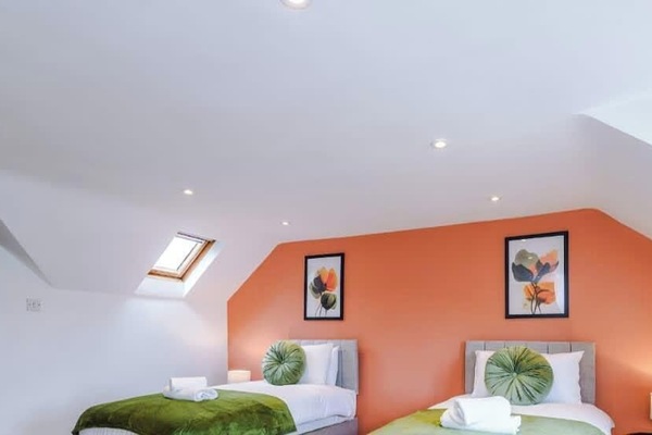 Bright and spacious twin room with cosy green accents.
Beautiful natural light and warm décor throughout.
Perfect for friends, family, or contractor stays.