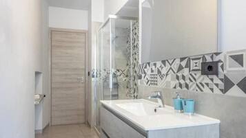 Shower, hair dryer, bidet, towels