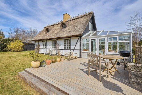 Thatched cottage with conservatory near beach