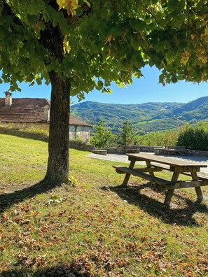 Outdoor dining - Castle with private spa in Modenese Apennines (Gombola)