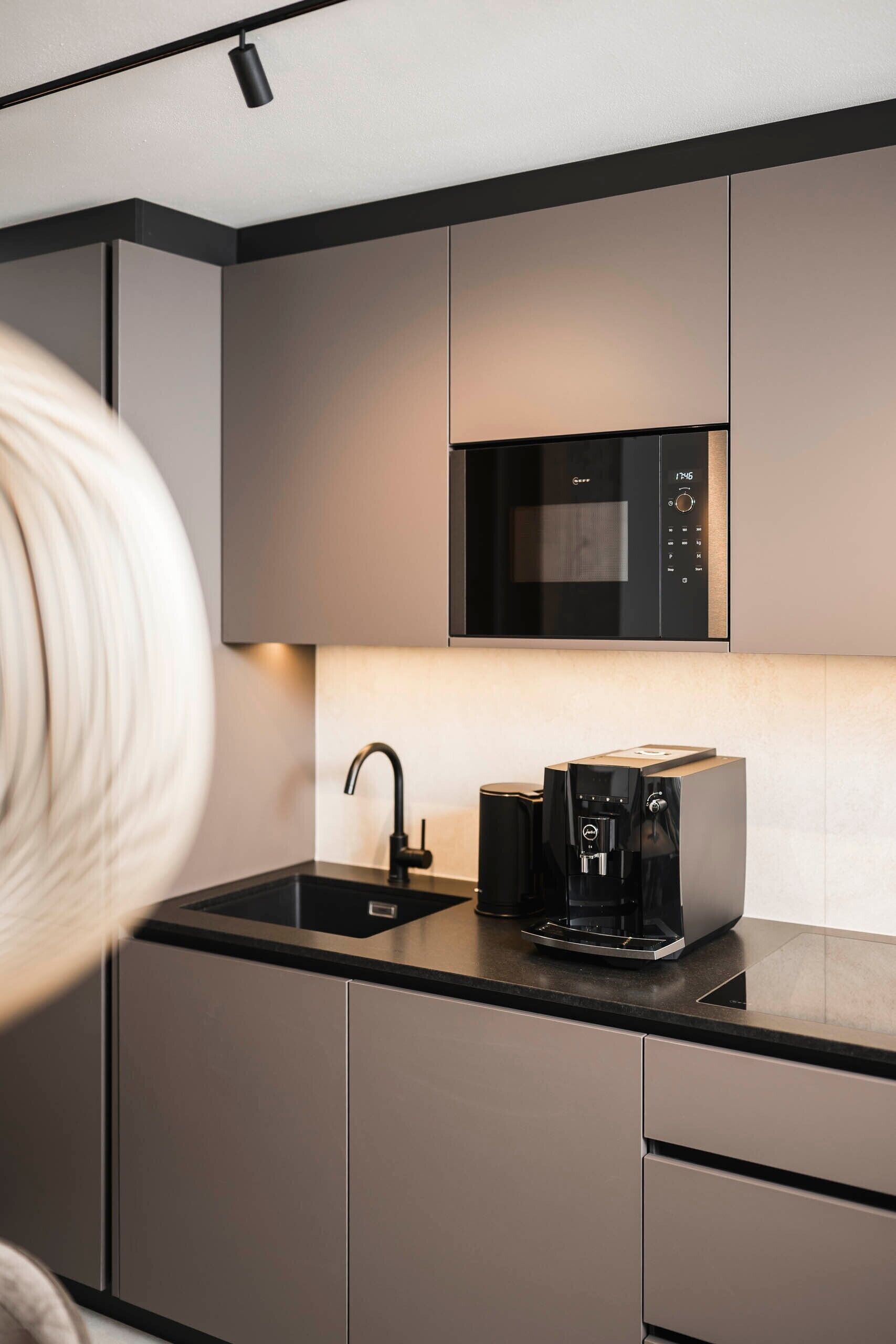 Wasserkocher mit Kaffee-/Teezubehör, Kühlschrank, Mikrowelle, Ofen