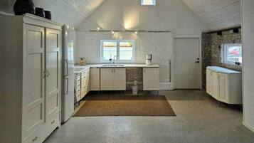 Microwave, oven, dishwasher, coffee/tea maker