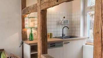 Ofen, Geschirrspüler, Wasserkocher mit Kaffee-/Teezubehör