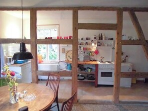 Un four, lave-vaisselle, cafetière-théière