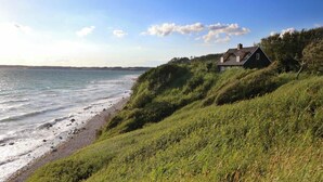 A coastal property with a house on a grassy hill overlooking the sea. - "Lærkehuset" right by Kalundborg Fjord (Kalundborg)
