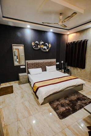Deluxe Double Room | Soundproofing, iron/ironing board, free WiFi