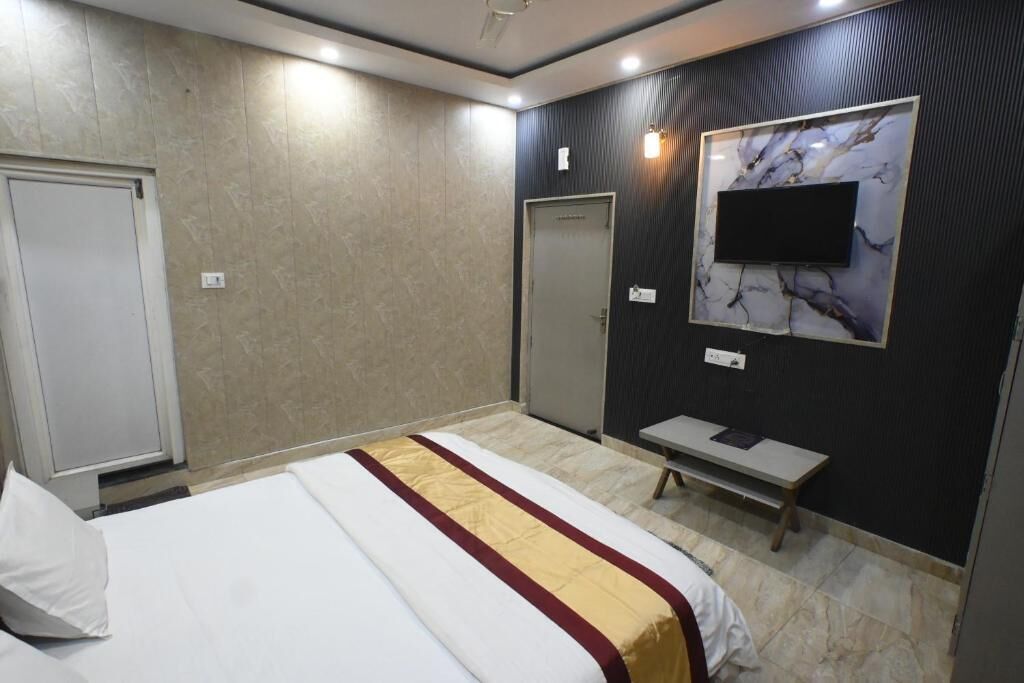 Soundproofing, iron/ironing board, free WiFi