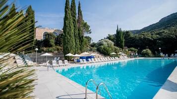 Piscine extérieure (ouverte en saison), parasols de plage