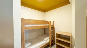 Cribs/infant beds, bed sheets
