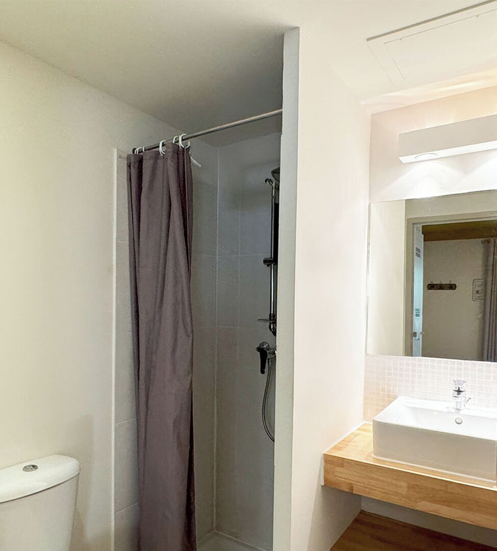 Serviettes fournies, savon, shampoing, papier toilette