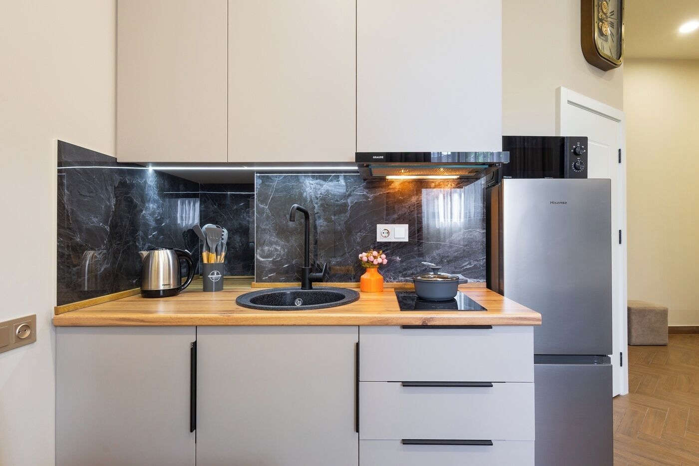 Estudio clásico | Cocina privada | Microondas, parrilla de estufa, utensilios de cocina y comedor 