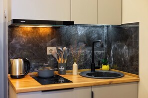 Economy Studio | Private kitchen | Microwave, stovetop, cookware/dishes/utensils - Stay Inn on Saryan Street 33 (Yerevan)