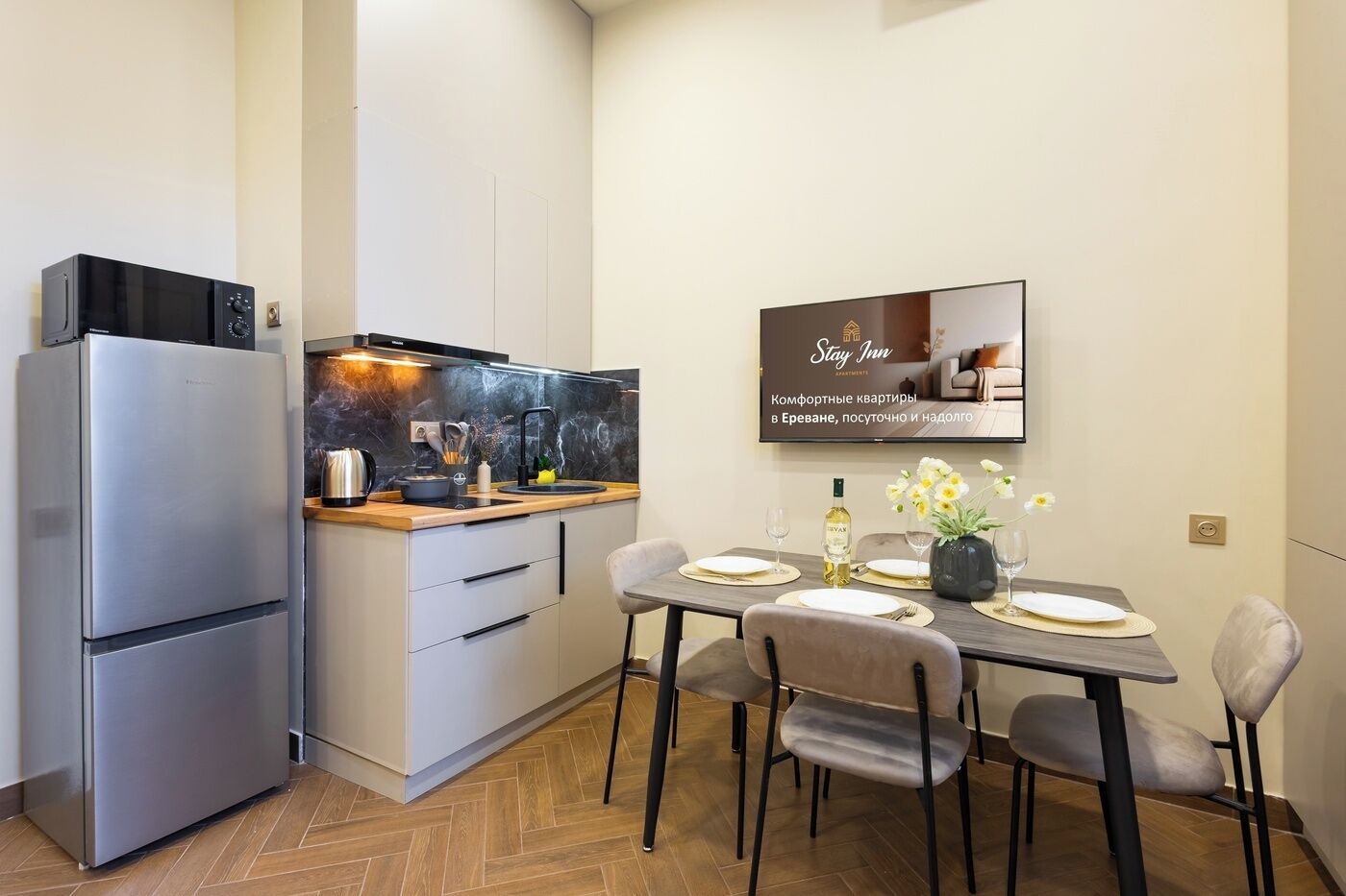 Estudio económico | Cocina privada | Microondas, parrilla de estufa, utensilios de cocina y comedor 