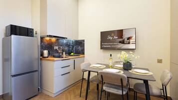 Estudio económico | Cocina privada | Microondas, parrilla de estufa, utensilios de cocina y comedor
