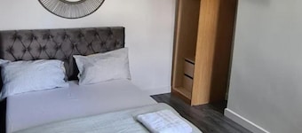 Salford - House - Sleeps 4 - Parking