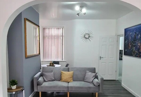 Salford - House - Sleeps 4 - Parking - Manchester