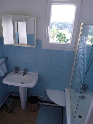 Bathroom - Vrbo Property (Ambrières-les-Vallées)