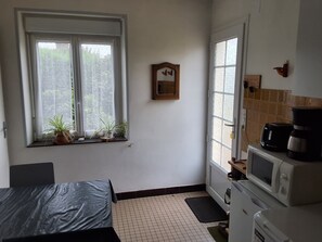 Private kitchen - Vrbo Property (Ambrières-les-Vallées)