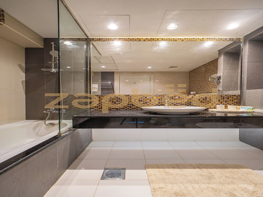 Apartemen, balkon, pemandangan kota | Kamar mandi