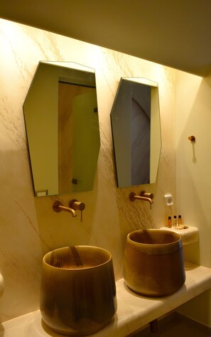 Superior suite | Badkamer | Een haardroger, pantoffels, handdoeken, zeep