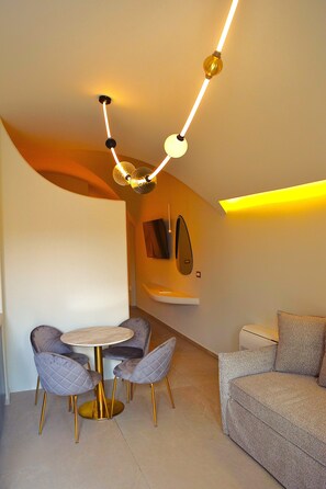Superior Suite | Interior - La Madeleine Suites Fira (Santorini)
