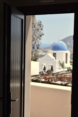 Junior Suite with Hot Tub | Interior - La Madeleine Suites Fira (Santorini)