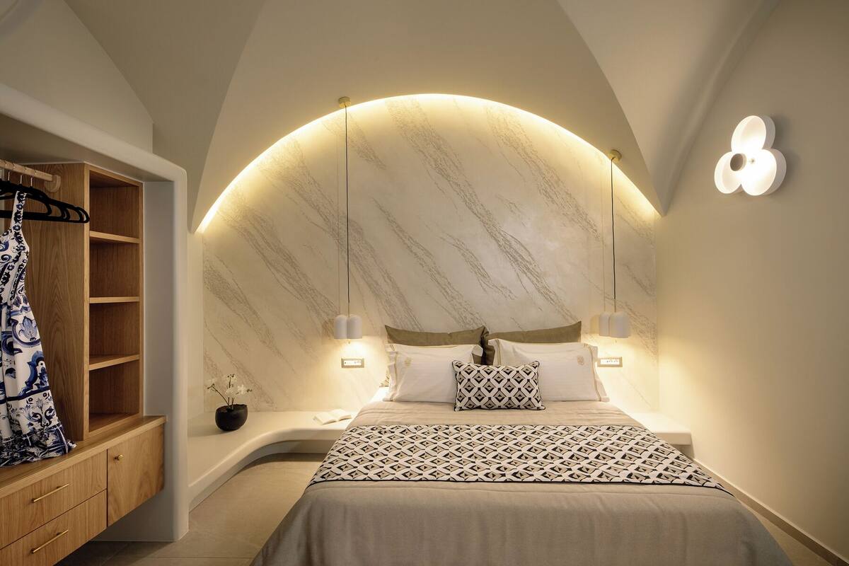 Superior Suite with Indoor Jetted Tub | In-room safe, blackout drapes, iron/ironing board (on request)