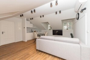 Deluxe Apartment, Balcony | Living area | 90-cm Smart TV with digital channels - Palace Heritage apartments (Makarska)