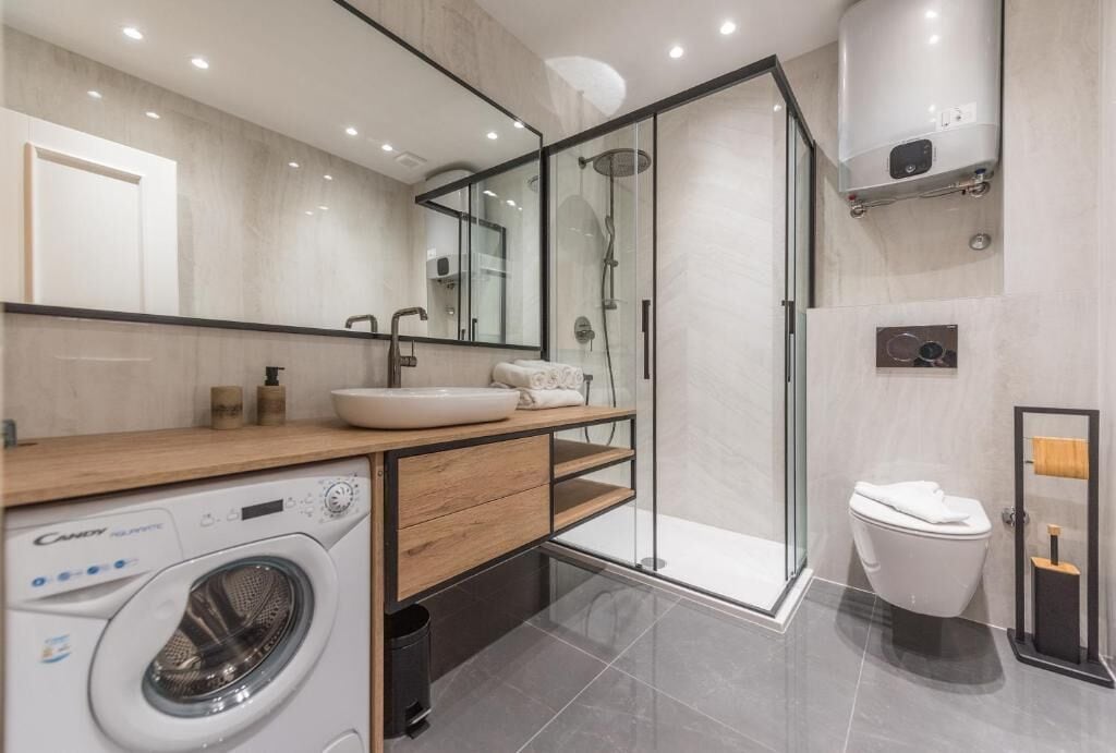 Departamento de diseñador | Baño | Secadora de cabello, toallas, jabón, shampoo 