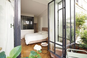 Room - Luxury 3-bedroom apartment in Paris, sleeps 6, central location, metro access (Paris)