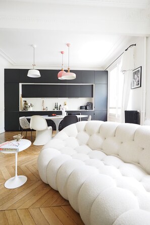Living area - Luxury 3-bedroom apartment in Paris, sleeps 6, central location, metro access (Paris)