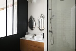 Bathroom - Luxury 3-bedroom apartment in Paris, sleeps 6, central location, metro access (Paris)