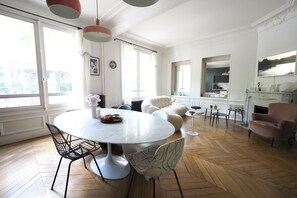 Dining - Luxury 3-bedroom apartment in Paris, sleeps 6, central location, metro access (Paris)