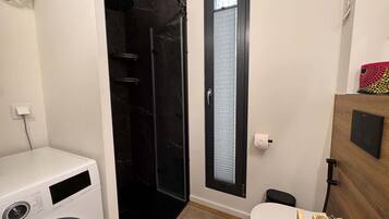 Douche, sĂšche-cheveux, serviettes fournies