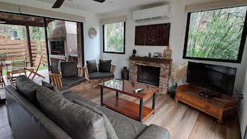 Appartement | Coin séjour | TV connectée de 43 pouces avec chaßnes par cùble
