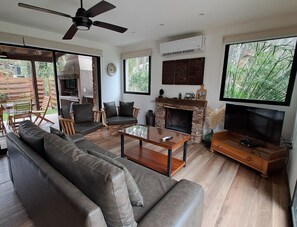Apartment | Living area | 43-inch Smart TV with cable channels - UNIDAD 2- Playa Bonita 100m playa (Mar Azul)