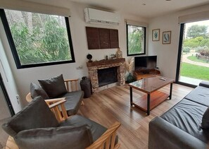 Apartamento, varanda, vista para o jardim | Área de estar | Smart TV 43 polegadas com canais a cabo