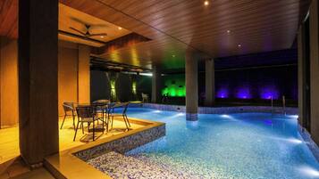 Bangalô, 6 quartos, acessível, piscina particular | Piscina | Piscina interna