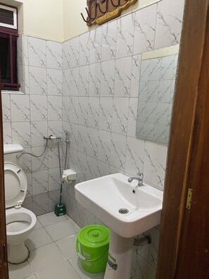 Kamar Single Ekonomi, pemandangan halaman | Kamar mandi | Shower, perlengkapan mandi gratis, sandal, dan handuk
