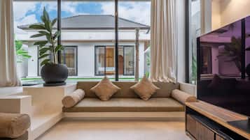 Lyxvilla - 2 sovrum - privat pool | Vardagsrum | 50-tums smart-tv med digitalkanaler