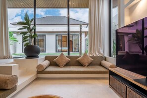 Vila superluxo, 2 quartos, piscina particular | Área de estar | Smart TV 50 polegadas com canais digitais