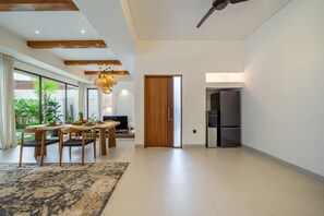 Vila superluxo, 2 quartos, piscina particular | Área de estar | Smart TV 50 polegadas com canais digitais