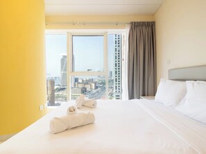 Iron/ironing board, WiFi, bed sheets - Marina Living | Spacious 2BR in Damac Heights (Dubai)
