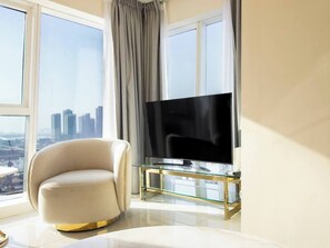 TV - Marina Living | Spacious 2BR in Damac Heights (Dubai)