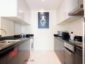 Coffee/tea maker, fridge, microwave, oven - Marina Living | Spacious 2BR in Damac Heights (Dubai)
