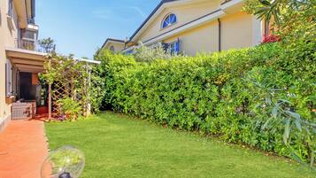 Family Apartment, 2 Bedrooms, Microwave (Maison Clélie with Garden - 200 M) | Property grounds
